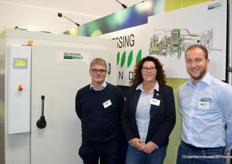 Paul Koomen, Sylvia Jorritsma-Kooiman en Nanne Lansdaal (Seed Processing Holland) hadden als nieuwste droger het instapmodel droger CSD 110 meegenomen. Met deze geconditioneerde droger is het, zelfs in de meest tropische omstandigheden, mogelijk temperatuur en luchtvochtigheid te controleren. Met name voor kleinere bedrijven die ‘slechts’ enkele tientallen kilo’s zaad willen drogen een uitkomst en een alternatief voor in de zon drogen. Het drogen van zaad is het eind van het proces waarbij er al veel waarde aan het zaad is toegevoegd, dus dan moet het drogen aan het eind ook optimaal gebeuren.